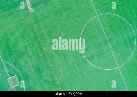 terrain de football en gazon artificiel après une séance d'entraînement, vue aérienne du ciel avec un drone Banque D'Images