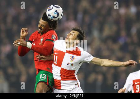 Split, Croatie. 18 novembre 2024. SPLIT, CROATIE - 18 NOVEMBRE : Renato Veiga, du Portugal, est défié par Ante Budimir, de Croatie, lors du match UEFA Nations League 2024/25 League A Group A1 entre la Croatie et le Portugal au stade Poljud le 18 novembre 2024 à Split, Croatie. Photo : Luka Stanzl/PIXSELL crédit : Pixsell/Alamy Live News Banque D'Images