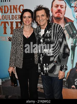 LONDRES, ROYAUME-UNI. 18 novembre 2024. Ronnie Wood et Sally Humphreys assistent à Standing on the Shoulders of Kitties : The Bubbles and the Shitrockers Story aux studios Abbey Road, Londres, Royaume-Uni. (Photo de 李世惠/Voir Li/Picture Capital) crédit : Voir Li/Picture Capital/Alamy Live News Banque D'Images