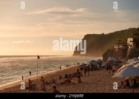 Une belle plage avec des vacanciers au coucher du soleil. La populaire plage de Melasti à Bali. Bali, Indonésie - 11.30.2022 Banque D'Images