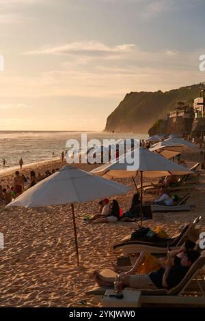 Une belle plage avec des vacanciers au coucher du soleil. La populaire plage de Melasti à Bali. Bali, Indonésie - 11.30.2022 Banque D'Images