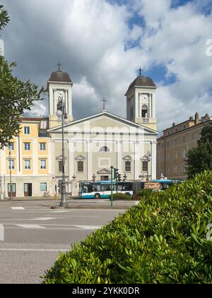 Trieste, Italie - 26 juin 2024 : Chiesa greco-Ortodossa di San Nicolò, église orthodoxe grecque Saint-Nicolas bâtiment le long de la promenade du port avec pub Banque D'Images