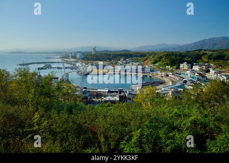 Sokcho, Corée du Sud - 3 novembre 2024 : une vue panoramique du port de Daepo depuis l'observatoire capture le port semi-circulaire, marque de fruits de mer animée Banque D'Images