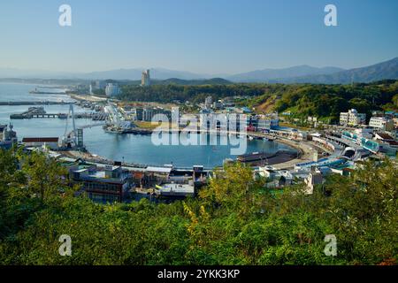 Sokcho, Corée du Sud - 3 novembre 2024 : une vue panoramique sur le port de Daepo, mettant en valeur le port semi-circulaire, les restaurants de fruits de mer et le surroun Banque D'Images