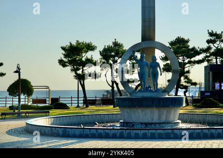 Sokcho, Corée du Sud - 3 novembre 2024 : une vue rapprochée de la Tour du souvenir sur la Plaza de l'unité dans Seorak Sunrise Park, avec une figure symbolique Banque D'Images
