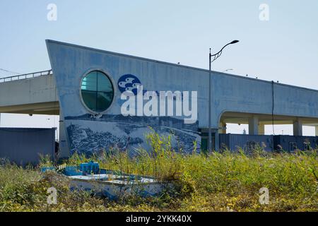 Sokcho, Corée du Sud - 3 novembre 2024 : le bâtiment Daepo Fisheries Wholesale Market avec son design bleu distinct et sa fenêtre ronde, situé à proximité Banque D'Images