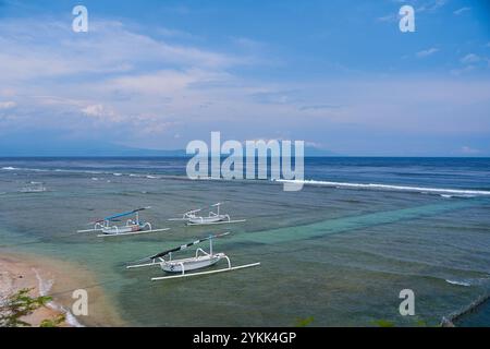 Bateaux catamarans traditionnels de pêcheurs de couleur locale sur la rive de l'océan sur une île en Indonésie Banque D'Images