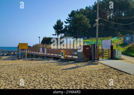 Ville de Sokcho, Corée du Sud - 3 novembre 2024 : L'entrée nord du sentier des parfums de la mer d'Oeongchi comprend une promenade surplombant Oeongchi Bea Banque D'Images