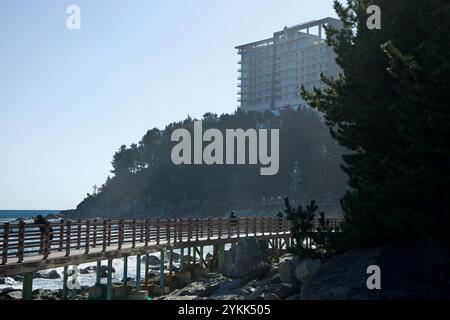 Ville de Sokcho, Corée du Sud - 3 novembre 2024 : une vue matinale brumeuse sur la promenade du sentier des parfums de la mer d'Oeongchi, avec l'emblématique perche Lotte Resort Banque D'Images