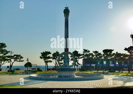 Sokcho, Corée du Sud - 3 novembre 2024 : la sculpture de la Tour du souvenir sur la place de l'unité à Seorak Sunrise Park symbolise la division de N. Banque D'Images