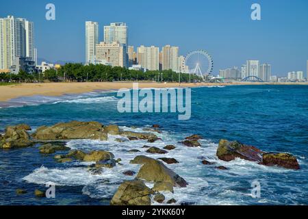 Ville de Sokcho, Corée du Sud - 3 novembre 2024 : les vagues s'écrasent sur les rochers près du sentier des parfums de la mer d'Oeongchi, surplombant la plage d'Oeongchi, Sokcho Beac Banque D'Images