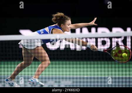 Malaga, Espagne. 18 novembre 2024. MALAGA, ESPAGNE - 18 NOVEMBRE : Jasmine Paolini de l'équipe Italie retourne un ballon dans son match en simple contre IgA Swiatek de l'équipe Pologne dans la demi-finale égalité entre la Pologne et l'Italie lors de la finale de la Coupe Billie Jean King au Palacio de Deportes Jose Maria Martin Carpena le 18 novembre 2024 à Malaga, Espagne. (Photo de Francisco Macia/photo Players images/Magara Press) crédit : Magara Press SL/Alamy Live News Banque D'Images