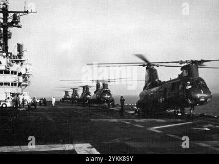 Boeing-Vertol CH-46 Sea Knights du HMM-264 à bord de l'USS Iwo Jima (LPH-2), en 1975. Banque D'Images