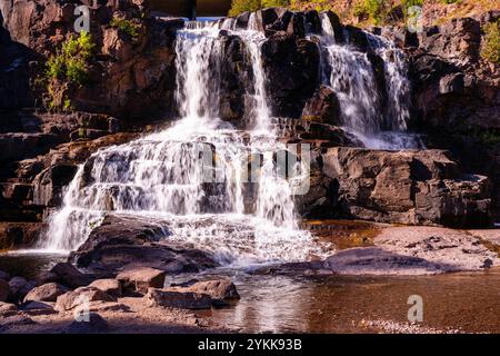 Photographie prise au parc d'État de Gooseberry Falls, près de Two Harbors, Minnesota, États-Unis, par un bel après-midi d'automne. Banque D'Images