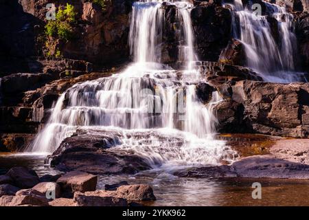 Photographie prise au parc d'État de Gooseberry Falls, près de Two Harbors, Minnesota, États-Unis, par un bel après-midi d'automne. Banque D'Images