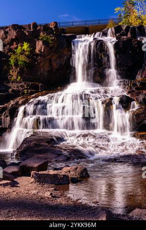 Photographie prise au parc d'État de Gooseberry Falls, près de Two Harbors, Minnesota, États-Unis, par un bel après-midi d'automne. Banque D'Images