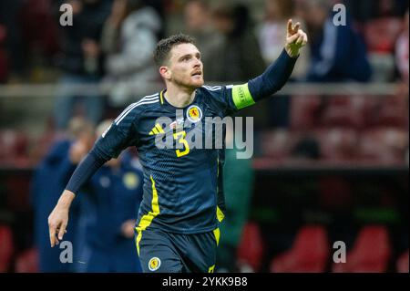 Varsovie, Pologne. 18 novembre 2024. Andy Robertson, de l'Ecosse, salue ses supporters lors du match de l'UEFA Nations League, League A, Groupe A1 entre la Pologne et l'Ecosse au PGE National Stadium de Varsovie, Pologne, le 18 novembre 2024 (photo by Andrew Surma/ Credit : Sipa USA/Alamy Live News Banque D'Images