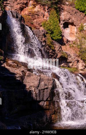 Photographie prise au parc d'État de Gooseberry Falls, près de Two Harbors, Minnesota, États-Unis, par un bel après-midi d'automne. Banque D'Images