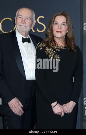 Los Angeles, États-Unis. 17, novembre 2024. De gauche à droite, Michael G. Wilson et Barbara Broccoli aux Prix des gouverneurs 2024. Crédit : Kathy Hutchins / Alamy Live News Banque D'Images