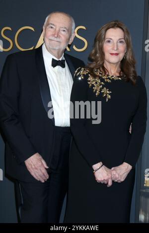Los Angeles, États-Unis. 17, novembre 2024. De gauche à droite, Michael G. Wilson et Barbara Broccoli aux Prix des gouverneurs 2024. Crédit : Kathy Hutchins / Alamy Live News Banque D'Images