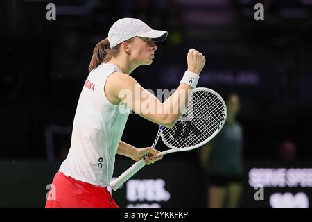 Malaga, Malaga, Espagne. 18 novembre 2024. IGA SWIATEK, de Pologne, célèbre la victoire de son match de 3 sets contre Paulini, d'Italie, lors de la finale de tennis féminine de la Coupe Billie Jean King 2024. Swiatek a gagné 3:6 6:4 6:4. (Crédit image : © Mathias Schulz/ZUMA Press Wire) USAGE ÉDITORIAL SEULEMENT! Non destiné à UN USAGE commercial ! Banque D'Images