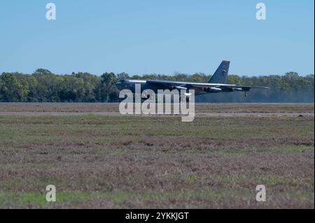 Un B-52H Stratofortress décolle de la base aérienne de Barksdale, La., 14 novembre 2024. Le B-52 est un bombardier lourd à longue portée qui peut effectuer une variété de missions. Le bombardier est capable de voler à des vitesses subsoniques élevées à des altitudes allant jusqu'à 50 000 pieds (photo de l'US Air Force par l'aviateur principal Hailey Farrell) Banque D'Images