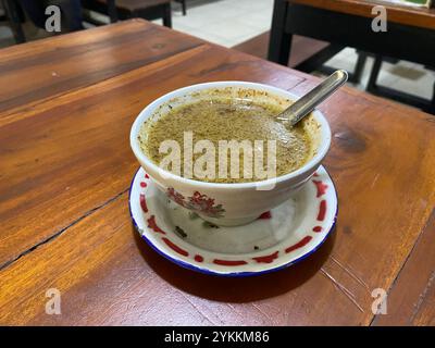 Le Pallu Basa est une nourriture traditionnelle Makassar, un plat de soupe à base de bœuf et d’abats avec ajout de noix de coco grillée râpée et de jaunes d’œufs de poule. Banque D'Images