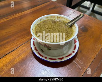 Le Pallu Basa est une nourriture traditionnelle Makassar, un plat de soupe à base de bœuf et d’abats avec ajout de noix de coco grillée râpée et de jaunes d’œufs de poule. Banque D'Images