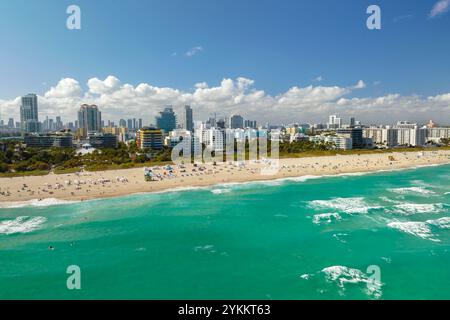 Vue aérienne de la surface sablonneuse de South Beach avec des touristes se relaxant sur le soleil chaud de Floride. Miami Beach ville avec des hôtels de luxe et des condos. Tourisme Banque D'Images