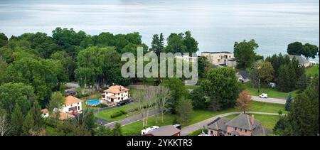 Maisons de rêve américaines sur le bord du lac de l'Ontario comme exemple de développement immobilier dans les banlieues américaines. Vue du dessus des maisons résidentielles riveraines Banque D'Images