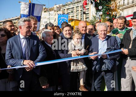 Marseille, France. 17 novembre 2024. Le maire de Marseille Benoit Payan (C) coupe le ruban lors de l’inauguration de la 222ème Foire de Marseille Santon. La 222ème édition de la Foire de Santon rassemble 22 artisans de santon de la région Provence. La foire, qui attire des milliers de visiteurs chaque année, sera bien sûr l’occasion de découvrir les classiques et les dernières créations des artisans sur le Quai du Port jusqu’au 5 janvier 2025. Crédit : SOPA images Limited/Alamy Live News Banque D'Images