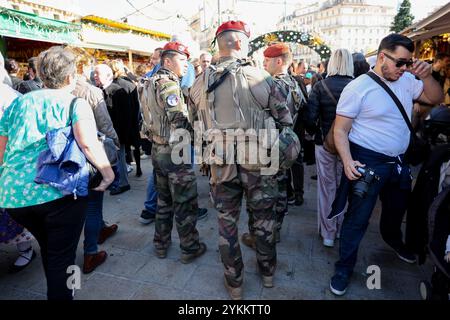 Marseille, France. 17 novembre 2024. Soldats de l'opération 'Sentinelle' effectuant la surveillance de la 222e Foire de Santon à Marseille. La 222ème édition de la Foire de Santon rassemble 22 artisans de santon de la région Provence. La foire, qui attire des milliers de visiteurs chaque année, sera bien sûr l’occasion de découvrir les classiques et les dernières créations des artisans sur le Quai du Port jusqu’au 5 janvier 2025. Crédit : SOPA images Limited/Alamy Live News Banque D'Images