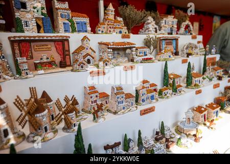 Marseille, France. 17 novembre 2024. Les santons de Provence sont exposés sur un stand lors de la 222ème Foire des santons à Marseille. La 222ème édition de la Foire de Santon rassemble 22 artisans de santon de la région Provence. La foire, qui attire des milliers de visiteurs chaque année, sera bien sûr l’occasion de découvrir les classiques et les dernières créations des artisans sur le Quai du Port jusqu’au 5 janvier 2025. Crédit : SOPA images Limited/Alamy Live News Banque D'Images