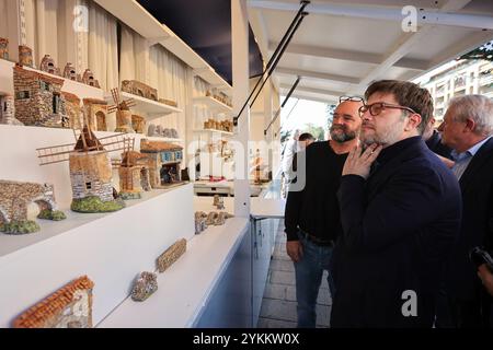 Marseille, France. 17 novembre 2024. Le Maire de Marseille Benoit Payan rencontre les exposants lors de l’inauguration de la 222ème Foire de Santon. La 222ème édition de la Foire de Santon rassemble 22 artisans de santon de la région Provence. La foire, qui attire des milliers de visiteurs chaque année, sera bien sûr l’occasion de découvrir les classiques et les dernières créations des artisans sur le Quai du Port jusqu’au 5 janvier 2025. Crédit : SOPA images Limited/Alamy Live News Banque D'Images