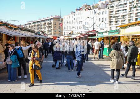 Marseille, France. 17 novembre 2024. Les visiteurs flânent dans les allées de la 222ème foire des Santons à Marseille. La 222ème édition de la Foire de Santon rassemble 22 artisans de santon de la région Provence. La foire, qui attire des milliers de visiteurs chaque année, sera bien sûr l’occasion de découvrir les classiques et les dernières créations des artisans sur le Quai du Port jusqu’au 5 janvier 2025. Crédit : SOPA images Limited/Alamy Live News Banque D'Images