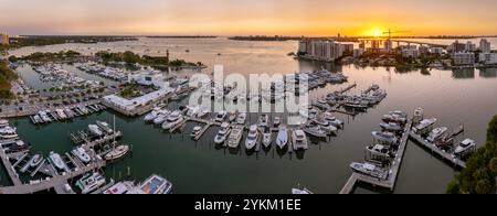 Sarasota, Floride au coucher du soleil. Destination de voyage USA. Yachts amarrés dans la marina de Sarasota Bay. Architecture du centre-ville américaine en bord de mer Banque D'Images