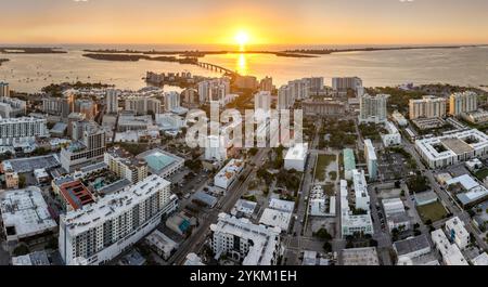 Sarasota, Floride au coucher du soleil. Architecture du centre-ville américain avec immeubles de bureaux de grande hauteur. Développement immobilier en Floride. Voyages aux États-Unis Banque D'Images