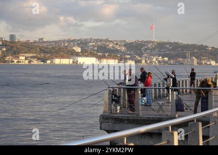 Turquie istanbul 12 janvier 2023. Pêcheur avec canne, moulinet sur le pont Banque D'Images