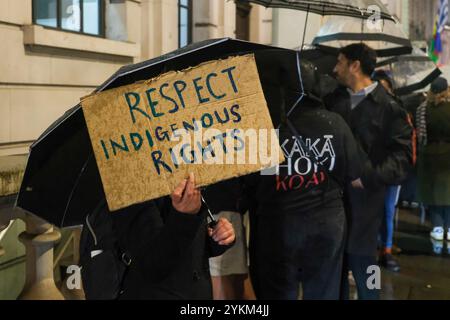 Londres, Royaume-Uni. 18 novembre 2024. Des centaines de Britanniques-Néo-Zélandais et de partisans ont organisé une protestation contre un nouveau projet de loi controversé, qui réinterprète le traité fondateur du pays entre les Maoris et la Couronne. Les critiques du projet de loi sur les principes des traités affirment que sa mise en œuvre menacera les droits fonciers et culturels des Maoris. Crédit : onzième heure photographie/Alamy Live News Banque D'Images