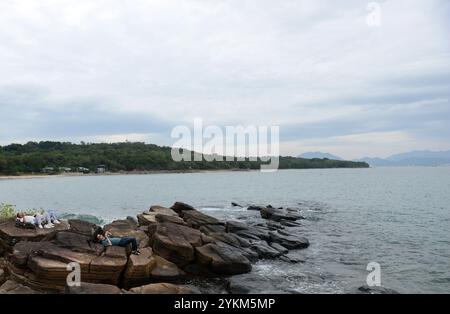 Reposant sur la rive rocheuse à Tung Ping Chau, Hong Kong. Banque D'Images