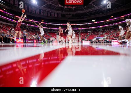 Raleigh, Caroline du Nord, États-Unis. 18 novembre 2024. L'attaquant des Colgate Raiders Cooper Wright (23 ans) tire contre le Wolfpack de Caroline du Nord lors de la deuxième mi-temps du match de basket-ball de la NCAA au Lenovo Center à Raleigh, Caroline du Nord. (Scott Kinser/CSM). Crédit : csm/Alamy Live News Banque D'Images