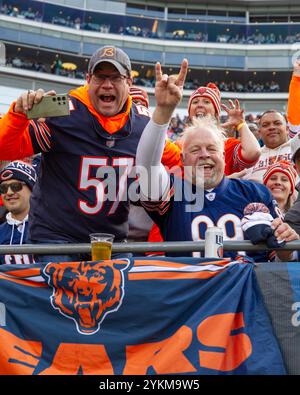 Chicago, il, États-Unis. 17 novembre 2024. Les fans des Chicago Bears encouragent leur équipe pendant le match contre les Packers de Green Bay à Chicago, dans l'Illinois. Mike Wulf/CSM/Alamy Live News Banque D'Images