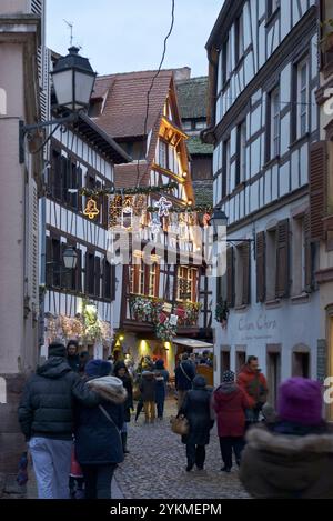 FRANCE, BAS-RHIN (67), STRASBOURG, QUARTIER PETITE FRANCE, ÉCLAIRAGE DE NOËL DANS LA RUE DU BAIN AUX PLANTES Banque D'Images