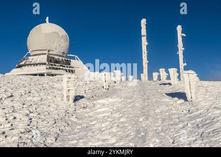 FRANCE, ALSACE, HAUT-RHIN (68), PARC NATUREL RÉGIONAL DES BALLONS DES VOSGES, RADAR DE NAVIGATION SOUS LA NEIGE AU SOMMET DU GRAND BALLON EN HIVER Banque D'Images