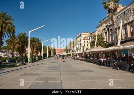 Split, Croatie;Octubre,12,2024:la promenade de Riva à Split, Croatie, est une zone de front de mer animée remplie de nombreux cafés charmants, restaurants, Banque D'Images