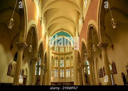Rijeka, Croatie;octobre,13,2024:L'église capucine de notre-Dame de Lourdes à Rijeka, Croatie, présente de superbes arches intérieures qui mélangent spirituellement Banque D'Images