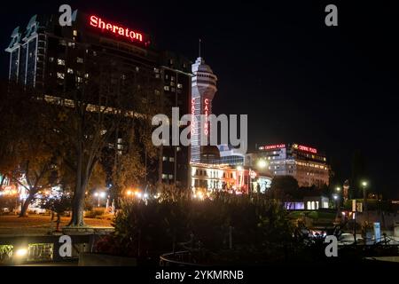 Sheraton, Casino et Crowne Plaza signalent la nuit à Niagara Falls, Ontario, Canada Banque D'Images