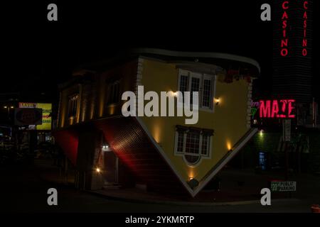 Upside Down House la nuit sur Clifton Hill à Niagara Falls, Ontario, Canada Banque D'Images