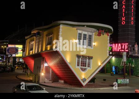 Upside Down House la nuit sur Clifton Hill à Niagara Falls, Ontario, Canada Banque D'Images