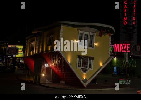 Upside Down House la nuit sur Clifton Hill à Niagara Falls, Ontario, Canada Banque D'Images